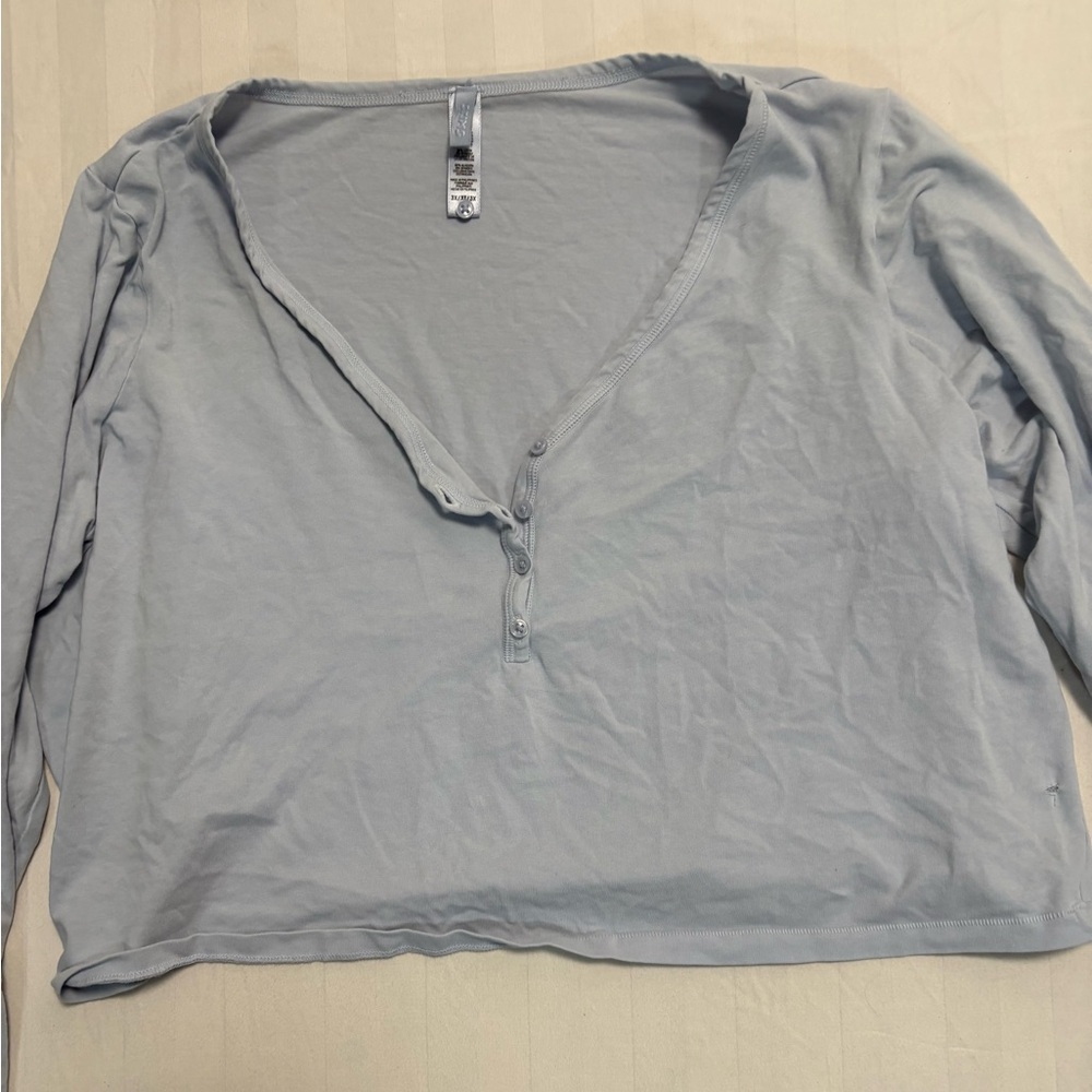Skims Long Sleeve Henley – 3X

Small hole